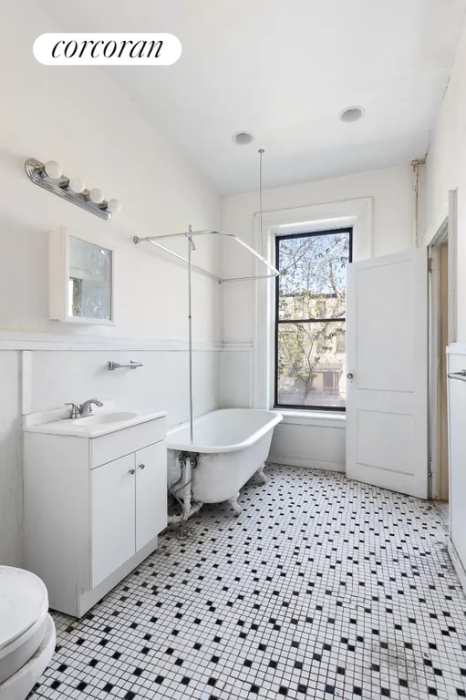 New York City Real Estate | View 395 Clermont Avenue | Full Bathroom | View 10