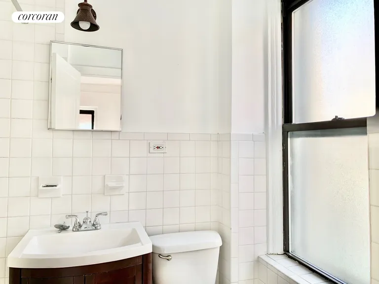 New York City Real Estate | View 135 East 63rd Street, 5E | Full Bathroom | View 3