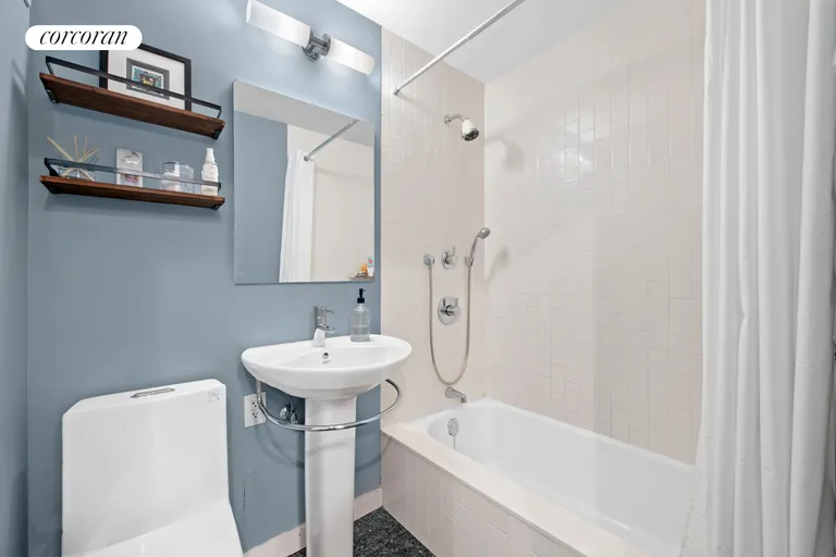 New York City Real Estate | View 501 East 79th Street, 8C | Full Bathroom | View 10