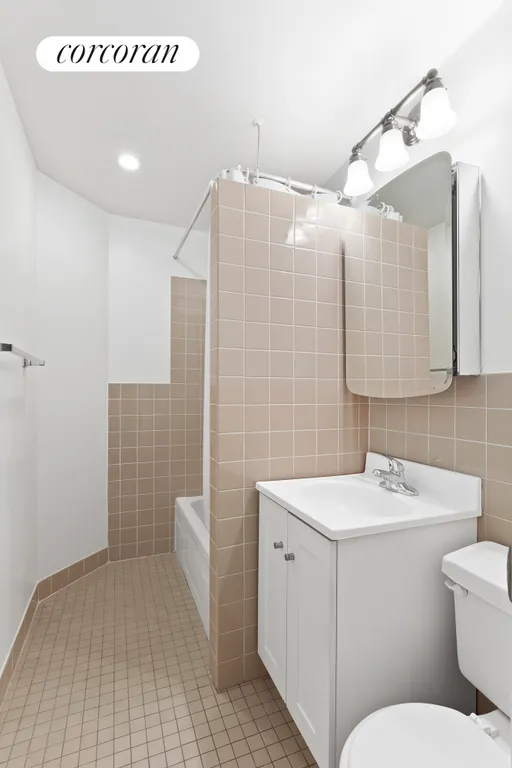 New York City Real Estate | View 259 West 12th Street, 3D | Full Bathroom | View 4