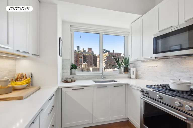 New York City Real Estate | View 200 East 94th Street, 902 | room 2 | View 3