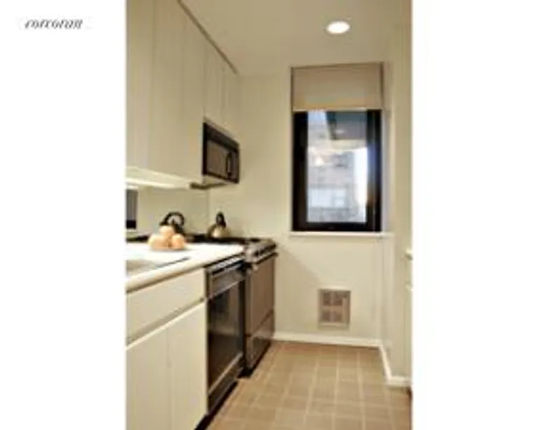New York City Real Estate | View 100 United Nations Plaza, 7G | room 3 | View 4