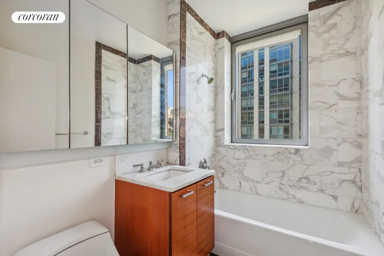 New York City Real Estate | View 425 Main Street, 9F | Primary Bathroom | View 9