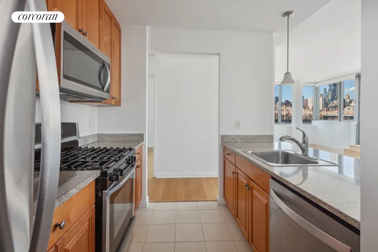 New York City Real Estate | View 425 Main Street, PH1C | Kitchen | View 7