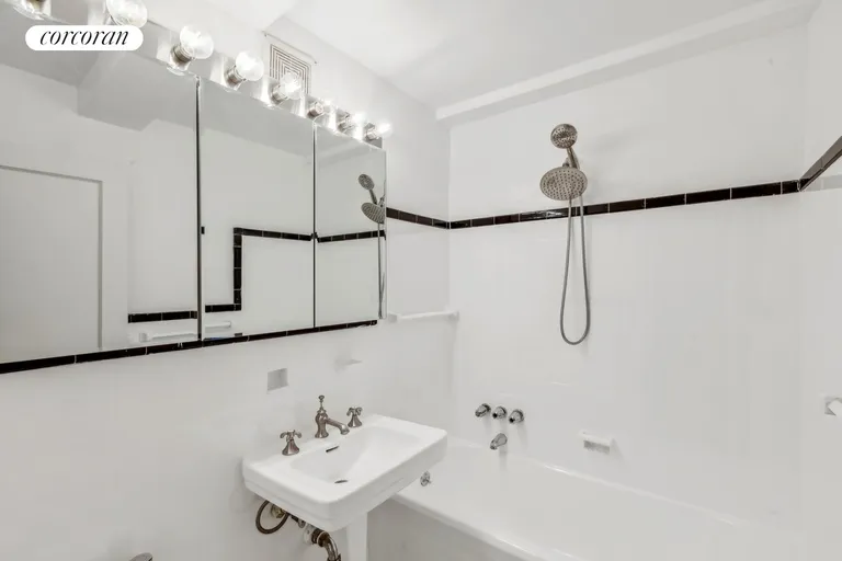 New York City Real Estate | View 101 Lafayette Avenue, 6J | Full Bathroom | View 4