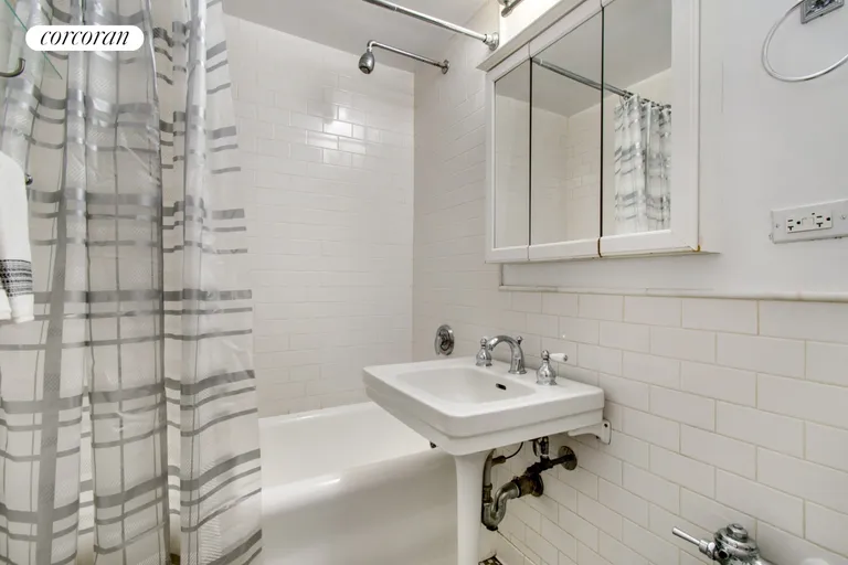 New York City Real Estate | View 45 Tudor City Place, 919 | Full Bathroom | View 4