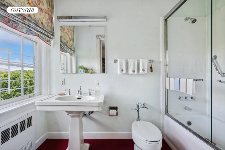 New York City Real Estate | View 920 Fifth Avenue, 8A | En suite bth for secondary BR | View 11