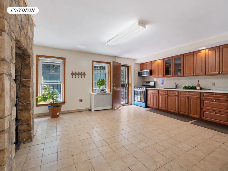 New York City Real Estate | View 810 Lexington Avenue, PARLOR | Kitchen | View 2