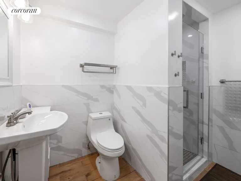 New York City Real Estate | View 810 Lexington Avenue, PARLOR | Full Bathroom | View 6
