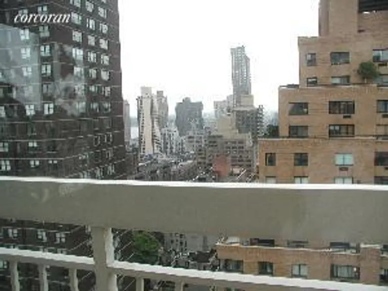 New York City Real Estate | View 170 East 87th Street, E22A | room 1 | View 2