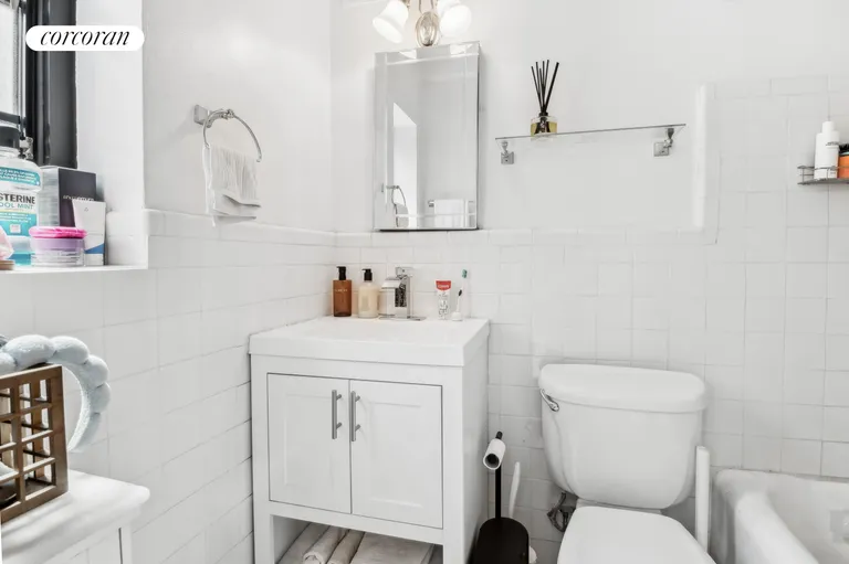 New York City Real Estate | View 211 East 35th Street, 3A | Full Bathroom | View 4