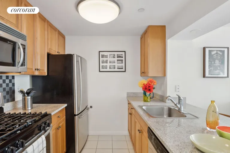 New York City Real Estate | View 425 Main Street, 9K | room 3 | View 4