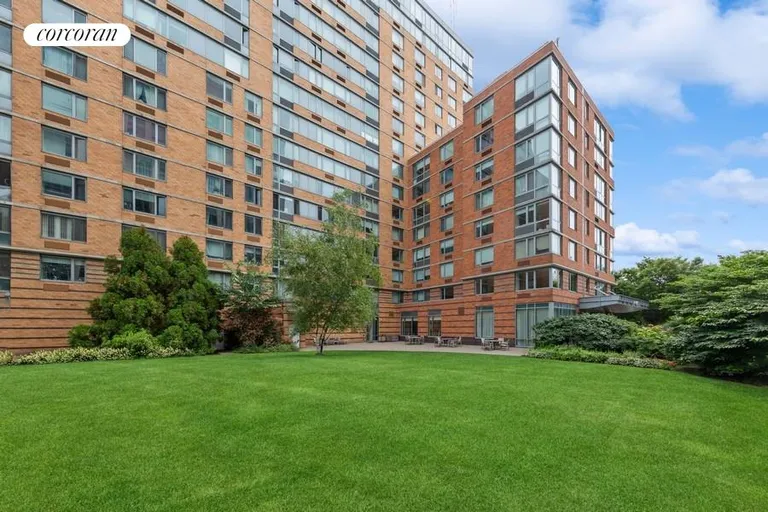 New York City Real Estate | View 425 Main Street, 9K | room 16 | View 17