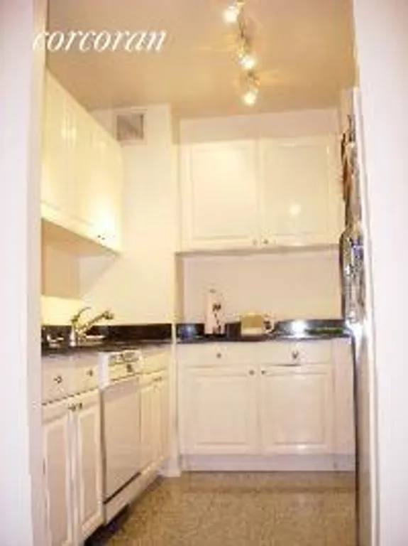 New York City Real Estate | View 170 East 87th Street, E5H | room 2 | View 3