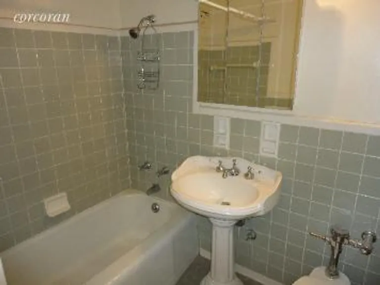 New York City Real Estate | View 175 Willoughby Street, 7N | Bathroom | View 8