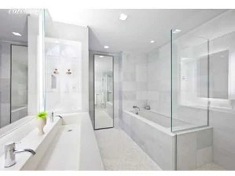 New York City Real Estate | View 400 East 67th Street, 5C | Luxurious Master Bath | View 3