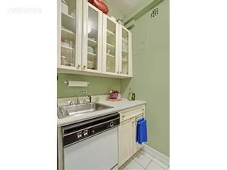 New York City Real Estate | View 410 West 24th Street, 9D | Great kitchen! | View 3