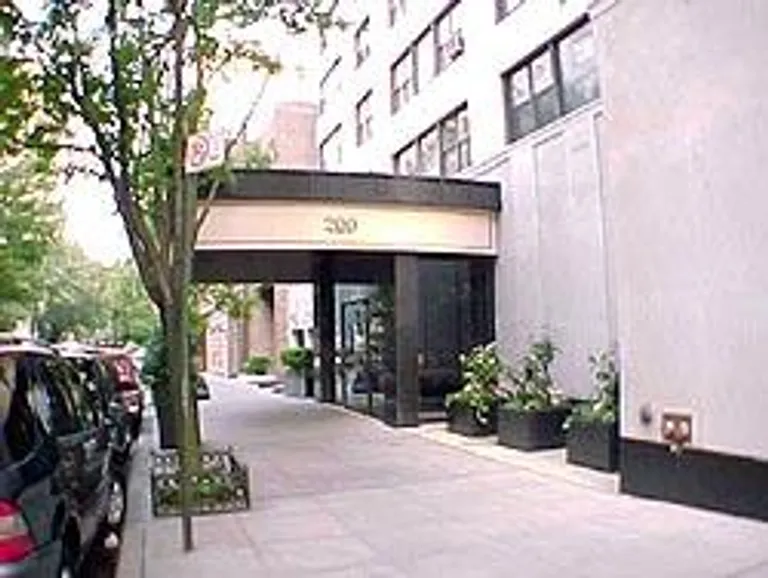 New York City Real Estate | View 200 East 74th Street, 7D | room 1 | View 2