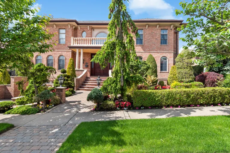 New York City Real Estate | View 5 Center Drive, Townhouse | ListingPhoto (RPX) | View 8