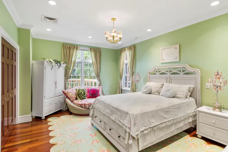 New York City Real Estate | View 5 Center Drive, Townhouse | ListingPhoto (RPX) | View 36