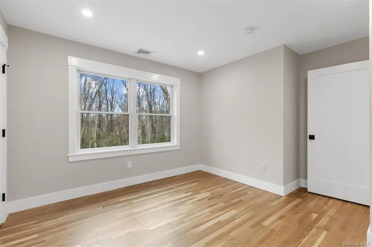New York City Real Estate | View 33 Aberdeen Road | room 25 | View 26