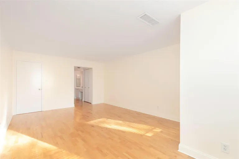 Westchester Real Estate | View 18 Bronxville Glen Drive #9 Bldg. 3 | room 17 | View 18