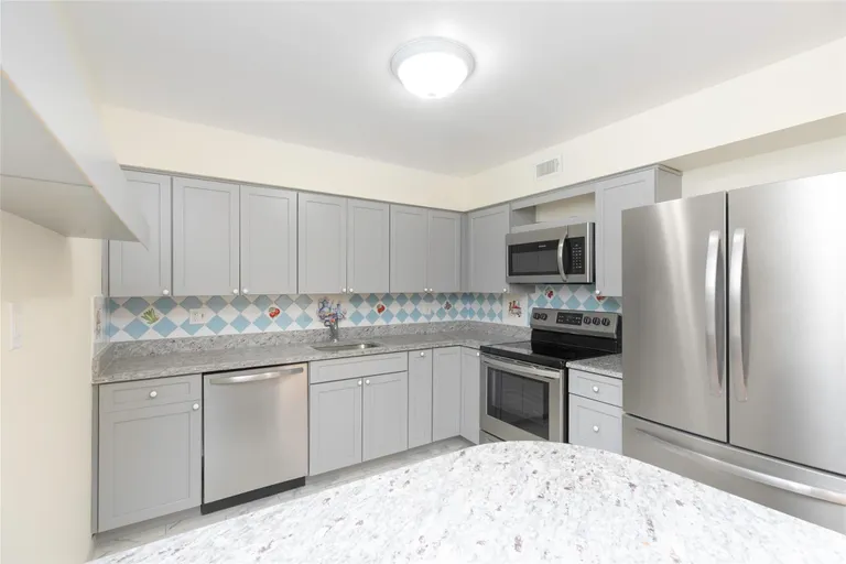 Westchester Real Estate | View 18 Bronxville Glen Drive #9 Bldg. 3 | room 7 | View 8