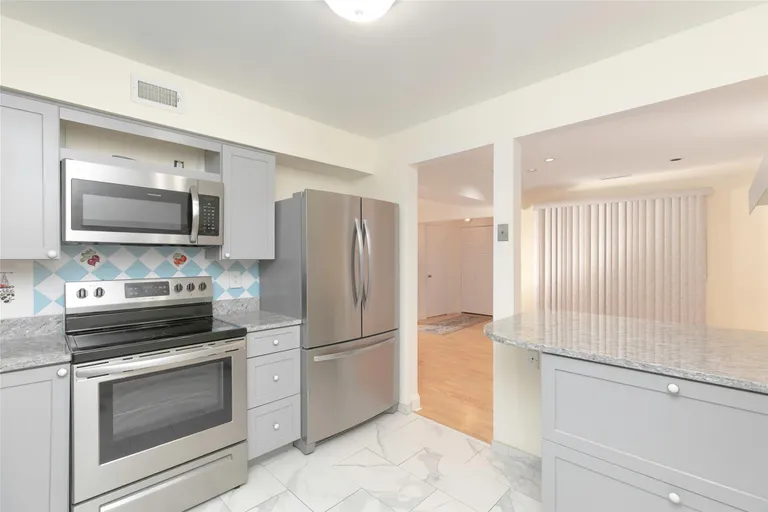 Westchester Real Estate | View 18 Bronxville Glen Drive #9 Bldg. 3 | room 6 | View 7