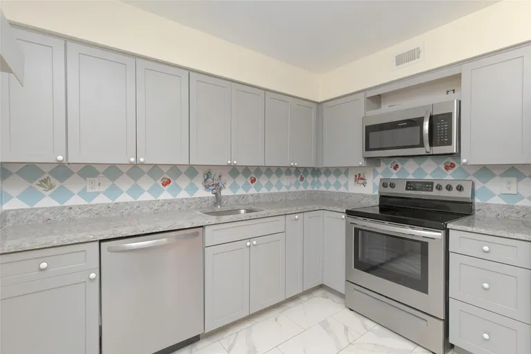 Westchester Real Estate | View 18 Bronxville Glen Drive #9 Bldg. 3 | room 9 | View 10
