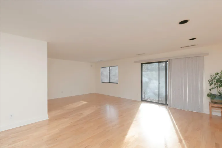 Westchester Real Estate | View 18 Bronxville Glen Drive #9 Bldg. 3 | room 21 | View 22