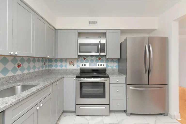 Westchester Real Estate | View 18 Bronxville Glen Drive #9 Bldg. 3 | room 8 | View 9