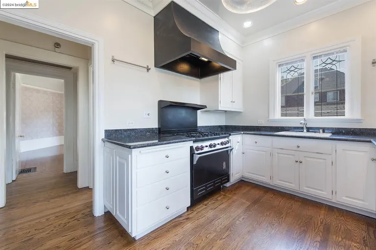 New York City Real Estate | View 2058 Oakland Ave | room 2 | View 3
