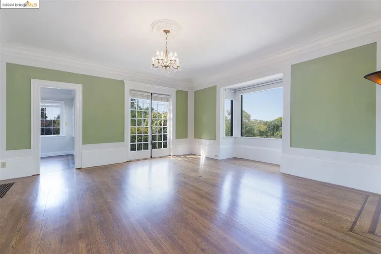 New York City Real Estate | View 2058 Oakland Ave | room 4 | View 5