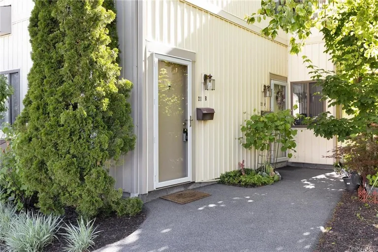 New York City Real Estate | View 21 Kenneth Stuart Unit# B | room 3 | View 4