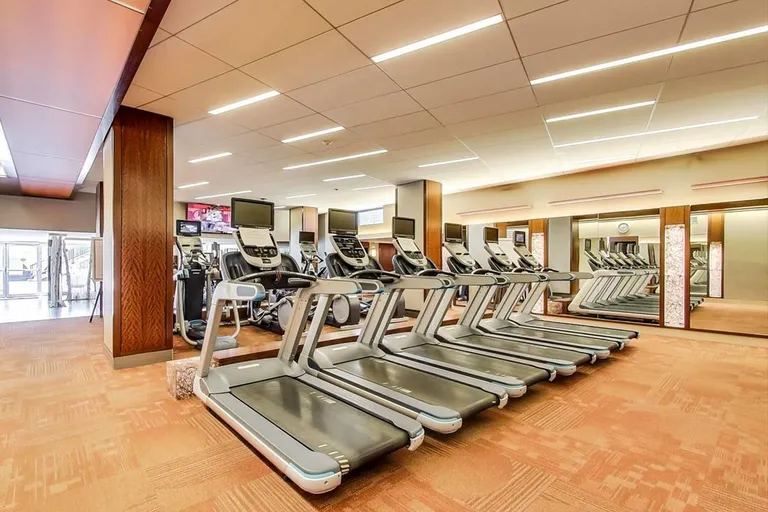 Chicago Real Estate | View 400 E Randolph, 2028 | room 17 | View 18