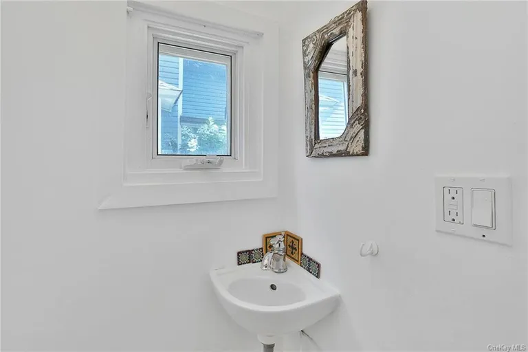 New York City Real Estate | View 75 Depot Place | room 11 | View 12