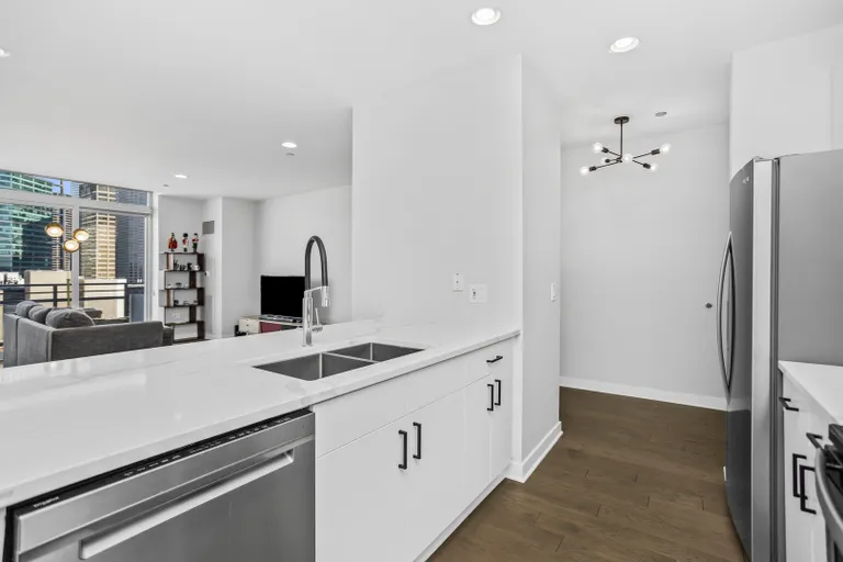 Chicago Real Estate | View 737 W Washington, 1602 | room 4 | View 5