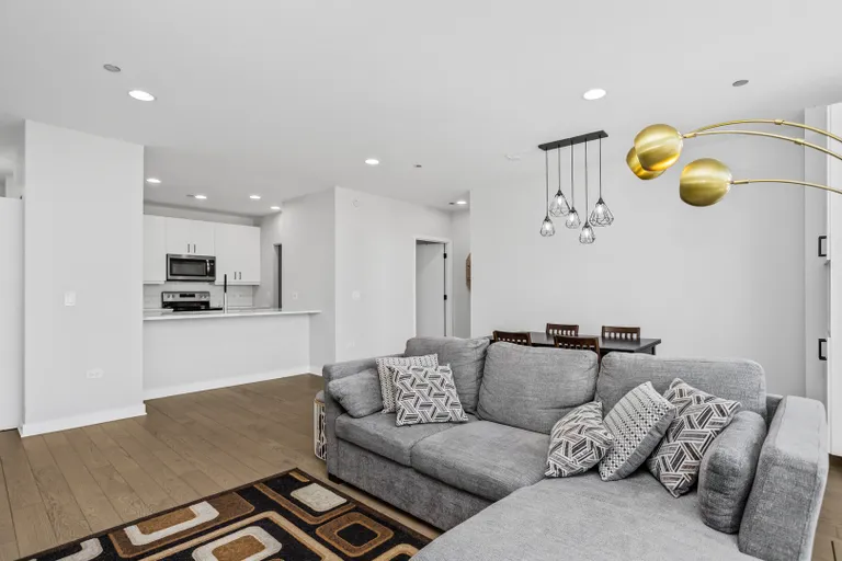 Chicago Real Estate | View 737 W Washington, 1602 | room 3 | View 4