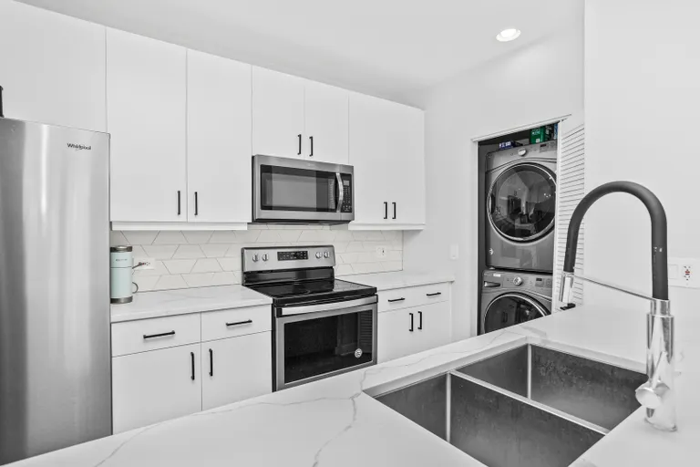 Chicago Real Estate | View 737 W Washington, 1602 | room 5 | View 6