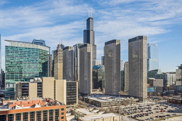 Chicago Real Estate | View 737 W Washington, 1602 | room 1 | View 2
