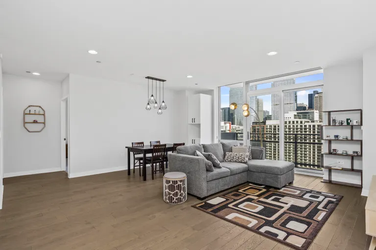 Chicago Real Estate | View 737 W Washington, 1602 | room 2 | View 3