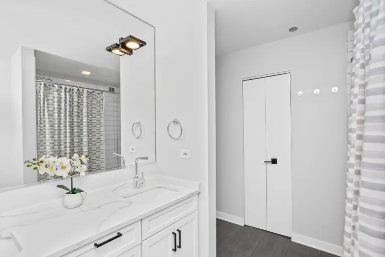 Chicago Real Estate | View 737 W Washington, 1602 | room 7 | View 8
