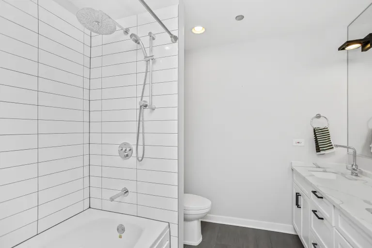 Chicago Real Estate | View 737 W Washington, 1602 | room 8 | View 9