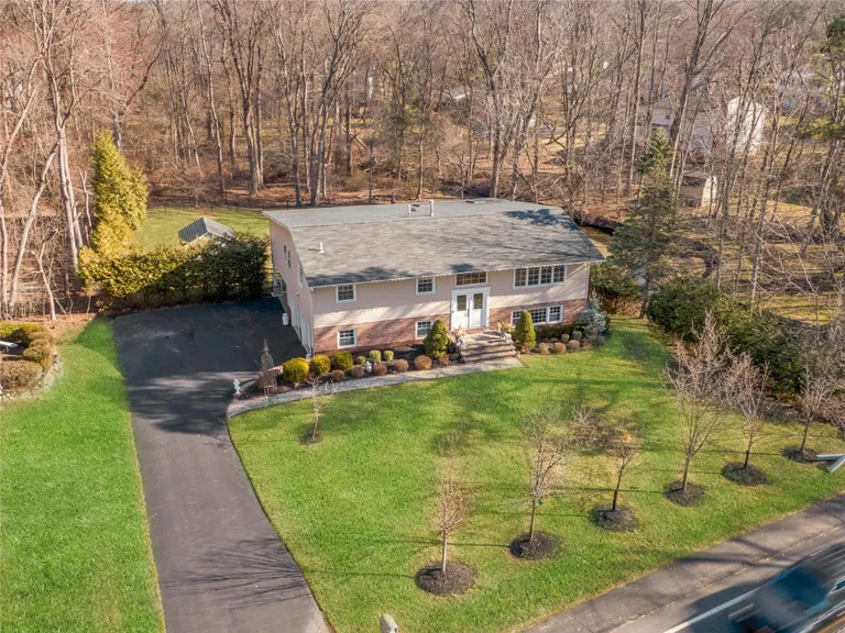 Rockland/Orange/NJ Real Estate | View 160 Phillips Hill Road | 5 Beds, 4 Baths | View 1