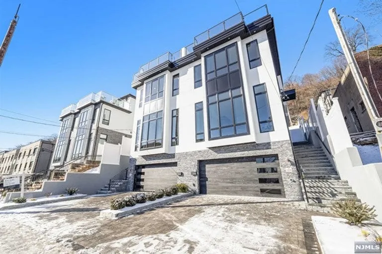 New York City Real Estate | View 230 Undercliff Avenue #B | room 45 | View 46