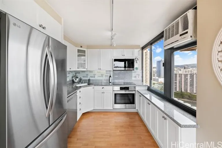 New York City Real Estate | View 343 Hobron Lane, #3002 | room 6 | View 7