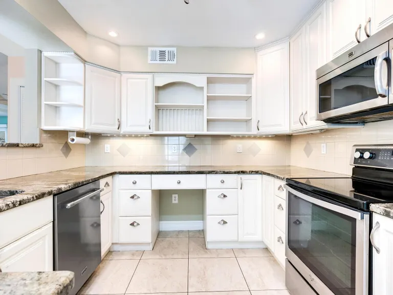 Sarasota/St. Petersburg Real Estate | View 3523 52nd Avenue W | room 14 | View 15