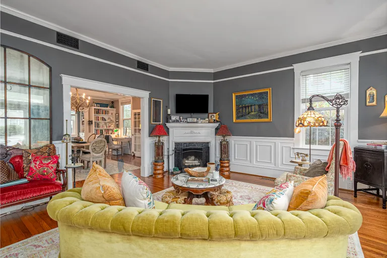 Savannah Real Estate | View 202 East 49th Street | room 5 | View 6