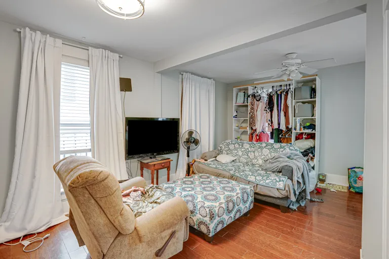 Savannah Real Estate | View 202 East 49th Street | room 34 | View 35