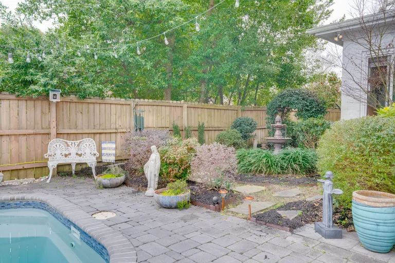 Savannah Real Estate | View 202 East 49th Street | room 32 | View 33